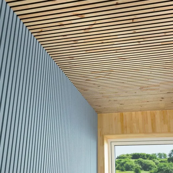 Modernes Interieur mit Akustikpaneele Decke und Wänden, die eine effektive Schalldämmung und stilvolles Design vereinen.