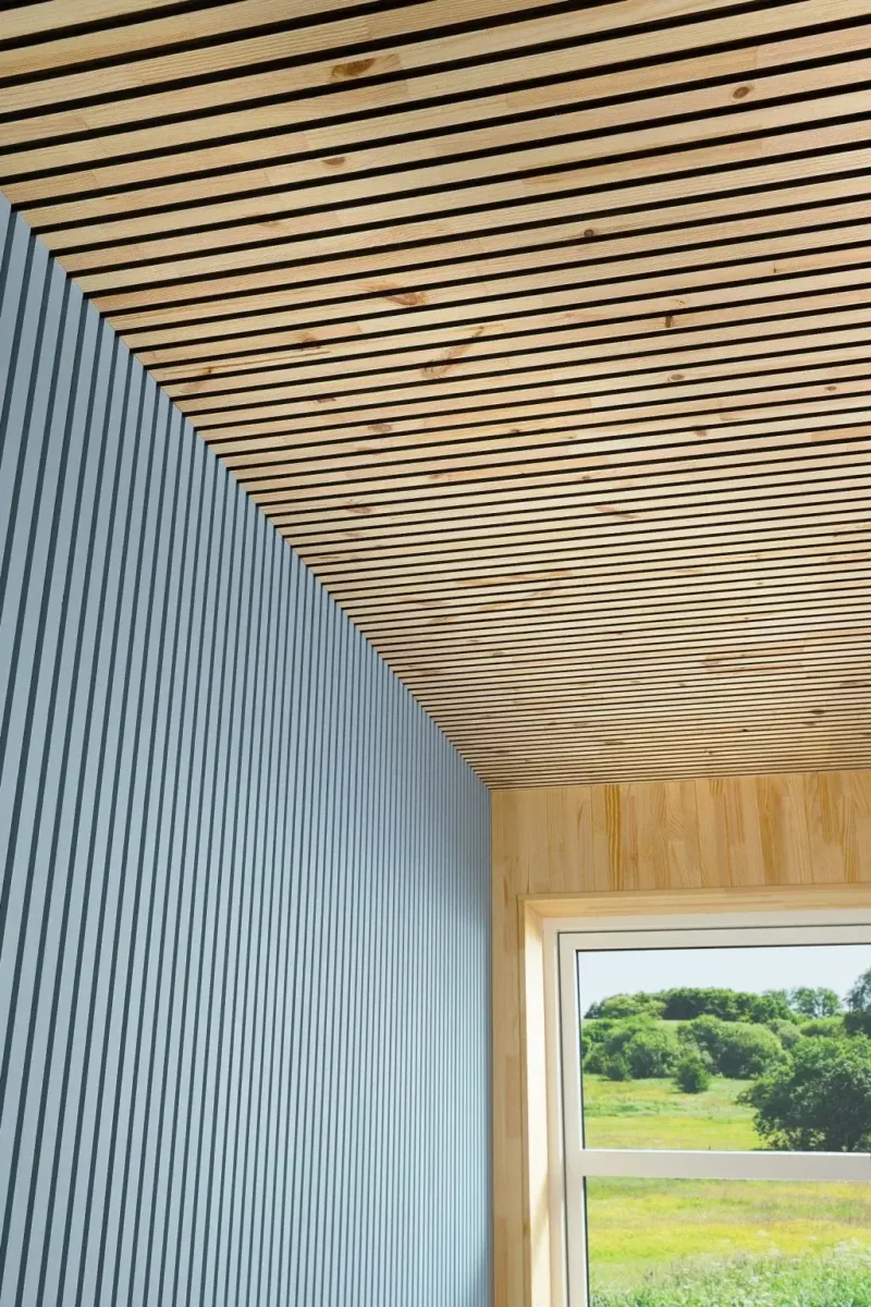 Modernes Interieur mit Akustikpaneele Decke und Wänden, die eine effektive Schalldämmung und stilvolles Design vereinen.