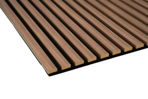 Nahaufnahme von Holz-Akustiklatten auf einer schwarzen Filzunterlage, die zur Verbesserung der Raumakustik durch Lärmminderung und bessere Klangqualität entwickelt wurden. Das moderne und schlichte Design eignet sich für Wohn- und Geschäftsräume.