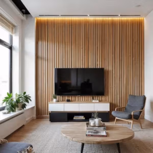Modernes Wohnzimmer mit einem Fernseher, der an einer Wand mit vertikalen Holz-Akustikpaneelen montiert ist. Diese Paneele verbessern die Raumakustik und verleihen dem Raum gleichzeitig ein elegantes und stilvolles Ambiente.
