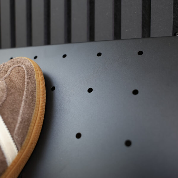 Schuhregal für Akustikpaneele